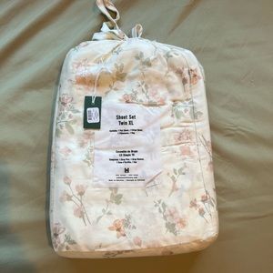 (NWT) UO Twin XL floral bed sheets